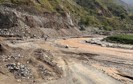 बीपी राजमार्गमा फसे ४ वटा माइक्रोबस, यात्रुको उद्धार गरिँदै
