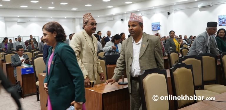 तीन विपक्षी दलले संसद् बैठक बहिष्कार गरे
