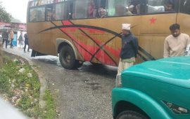 बैतडीमा मन्त्री सवार गाडी र बससँग ठोक्किए