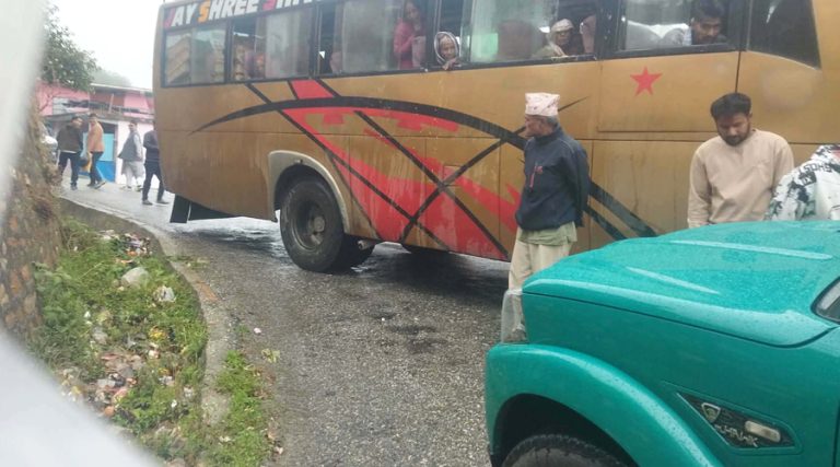 बैतडीमा मन्त्री सवार गाडी र बससँग ठोक्किए