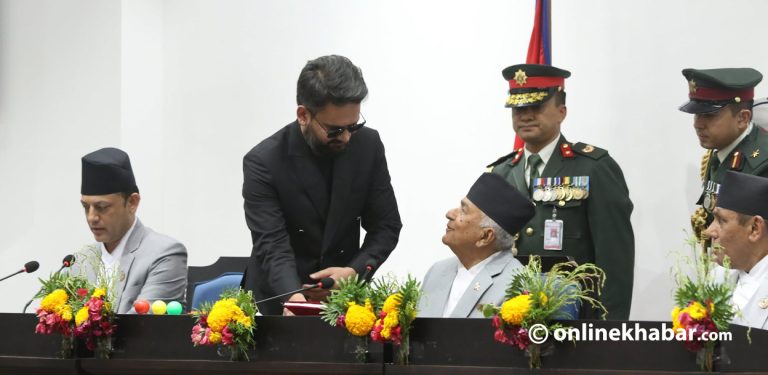 संसद्‌मा प्रधानमन्त्री : आफैंले नीति तथा कार्यक्रम दिए, राष्ट्रपतिले पढ्दापढ्दै छोडेर हिंडे