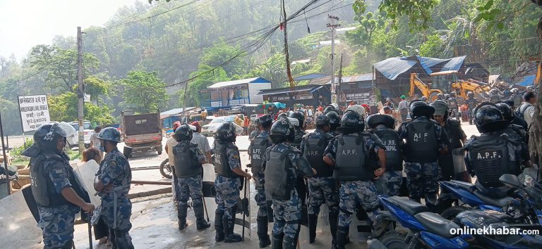 बाराको ३ नम्बर पुल क्षेत्रको बस्तीमा चल्यो डोजर, स्थानीय भन्छन्– राज्यले दमन गर्‍यो