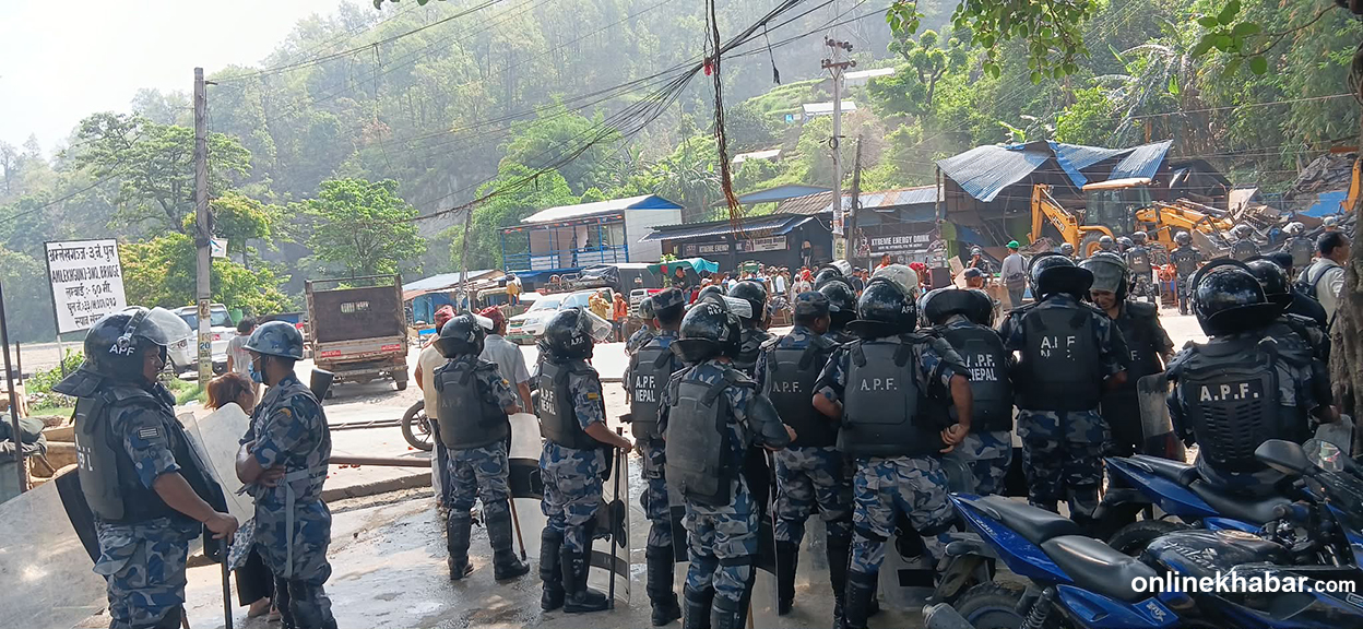 बाराको ३ नम्बर पुल क्षेत्रको बस्तीमा चल्यो डोजर, स्थानीय भन्छन्– राज्यले दमन गर्‍यो