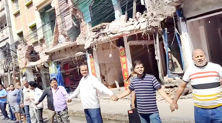 वीरगञ्जको मुख्य सडक विस्तारविरुद्ध मानव साङ्लो प्रदर्शन
