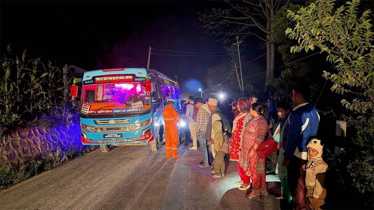 बिपी राजमार्गमा लापरबाही गरेर माइक्रो बस चालाउने ५ जना चालक नियन्त्रणमा