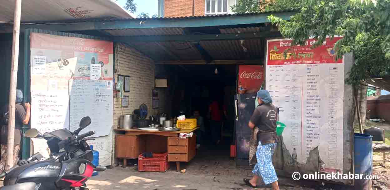 सिंहदरबारभित्र अस्थायी टहरामा सञ्चालित चमेना गृहहरू हटाइँदै