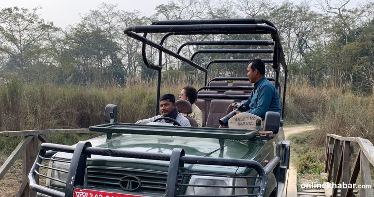 चितवन राष्ट्रिय निकुञ्जमा आन्तरिक पर्यटक बढे, बाह्य पर्यटक घटे