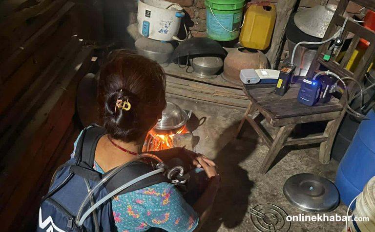 दाउराबाट खाना बनाउने महिलाहरु १० गुणा बढी प्रदूषणको चपेटामा