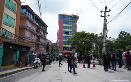 धोबीखोला करिडोरको चर्चित घर भत्काइँदै (तस्वीरहरू)