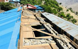 हावाहुरीले विद्यालयको छाना उडायो, चौरमा कक्षा चलाउनुपर्ने बाध्यता