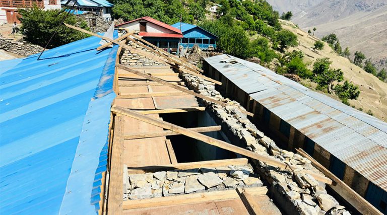 हावाहुरीले विद्यालयको छाना उडायो, चौरमा कक्षा चलाउनुपर्ने बाध्यता