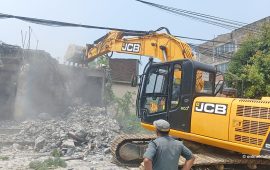 पोखराको फिर्केखोलाका संरचना हटाउन चल्यो डोजर (तस्वीरहरू)