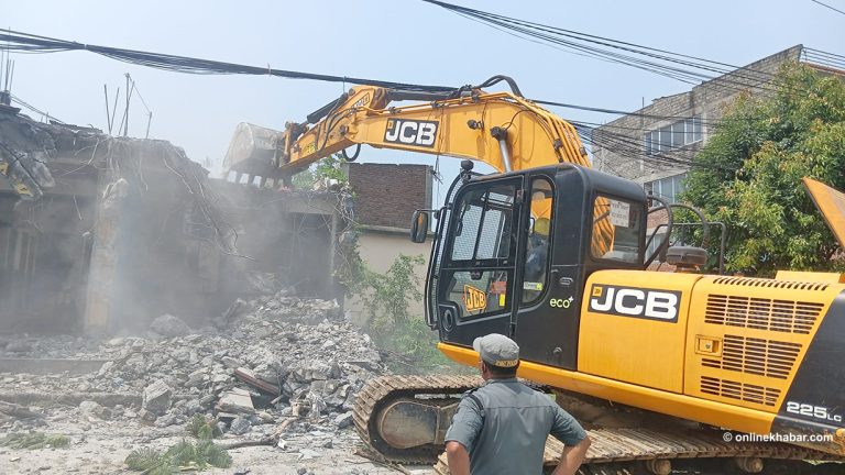 पोखराको फिर्केखोलाका संरचना हटाउन चल्यो डोजर