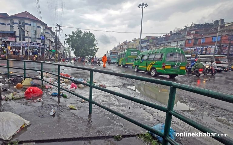 २ दिन फोहोर नउठ्दा दुर्गन्धित पोखरा, विहीबारको भेलले सडकभरि छरपस्ट
