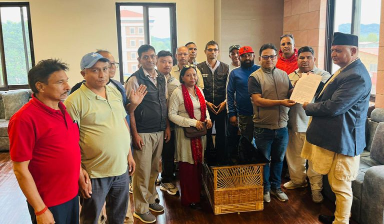 उठिबास रोक्न माग गर्दै लुम्बिनीका मुख्यमन्त्रीलाई ज्ञापनपत्र