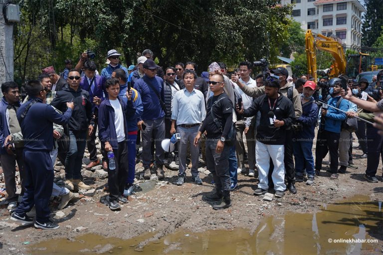थापाथलीमा भत्काइएको सुकमवासी बस्ती पुग्नासाथै फर्किए हर्क साम्पाङ