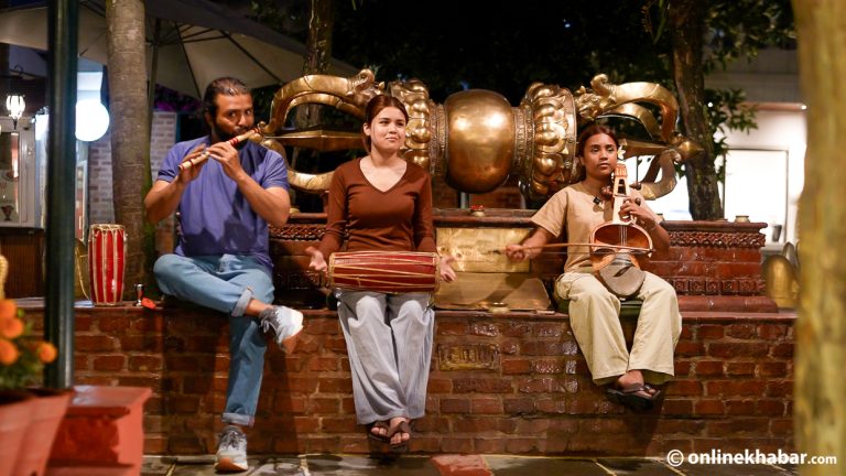 ठमेलमा गुञ्जिने गन्धर्व बाबु-छोरी