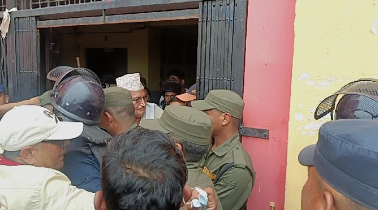 लम्कीचुहा अस्पताल विवाद : मेयरको राजीनामा माग्दै नगरपालिकामा तालाबन्दी