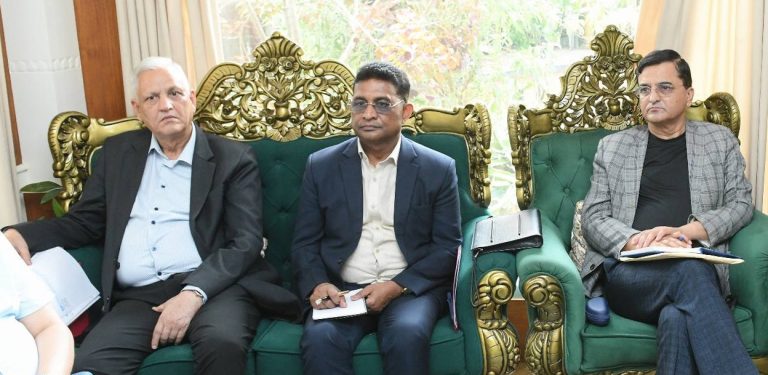 लेखराज भट्टले बैठकमा भने– रूपान्तरण नै गर्ने भए ६० नाघेका सबैले राजीनामा दिऔं