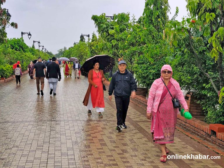 बुद्ध जयन्तीमा लुम्बिनी आएका पर्यटक वर्षाले प्रभावित (तस्वीरहरु)