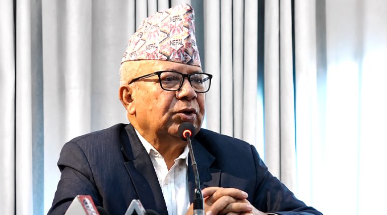 हामी टाउको लुकाएर भाग्नुपर्ने अवस्था छैन : माधव नेपाल