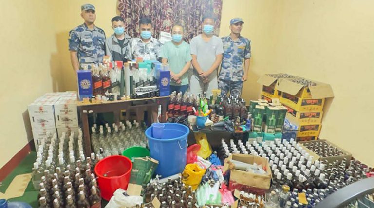 ब्ल्याक लेबलसम्मका ब्रान्डेड नक्कली मदिरासहित चार जना पक्राउ   