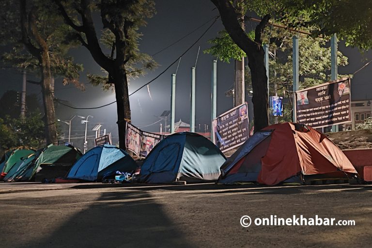 माइतीघरमा अब राति टेन्ट टाँगेर बस्न नपाइने, प्रहरीले गर्‍यो माइकिङ