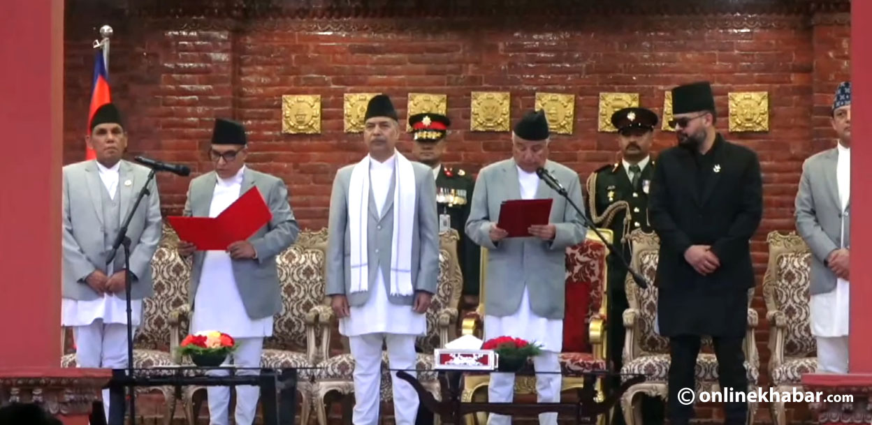 प्रधानन्यायाधीश शर्माले लिए राष्ट्रपतिबाट शपथ