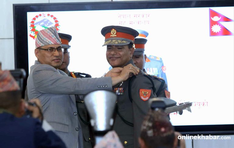 सशस्त्र प्रहरीका महानिरीक्षक पौडेलले लगाए दर्ज्यानी चिह्न