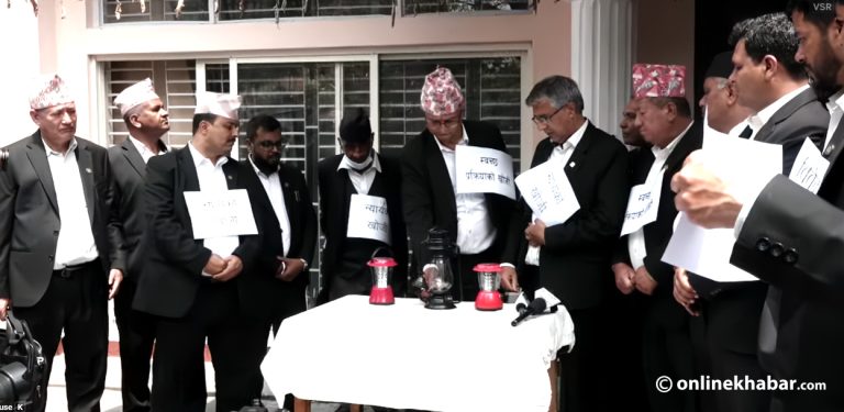 कानून व्यवसायीले गरे दिउँसै लालटिन बालेर प्रदर्शन