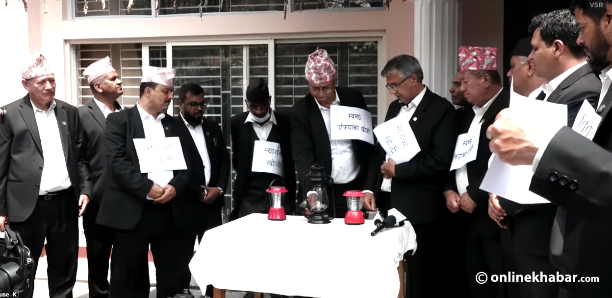 कानुन व्यवसायीले गरे दिउँसै लालटिन बालेर प्रदर्शन