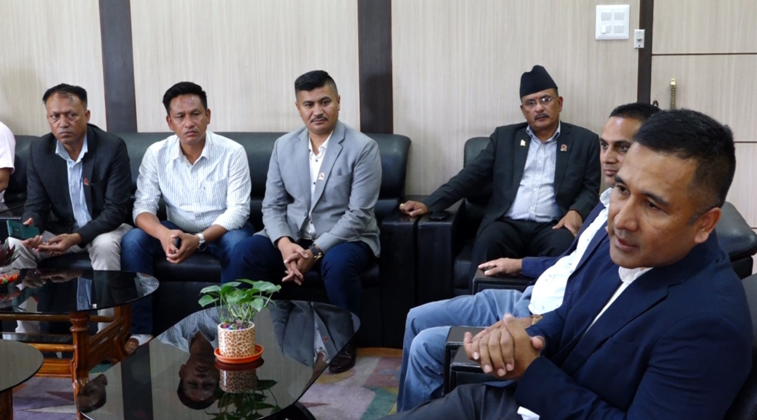 विकासे मन्त्रालयका सचिवलाई निर्माण व्यवसायीको ज्ञापनपत्र