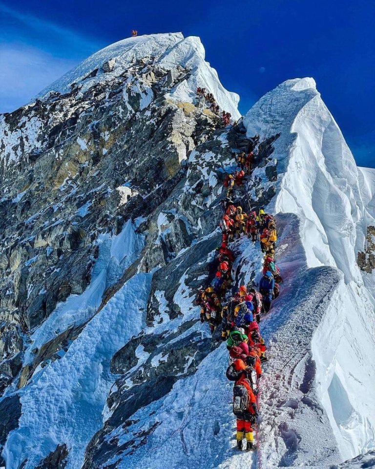 सगरमाथा आरोहणको कीर्तिमानी दिन : बुधबार एकै दिनमा २७४ आरोही चुचुरोमा