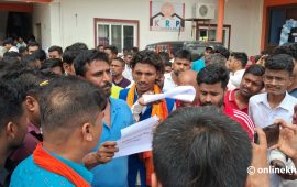 बारा बैठक : निष्कासनमा परेका सभापतिका समर्थकद्वारा रास्वपाकै सांसदमाथि हातपात प्रयास