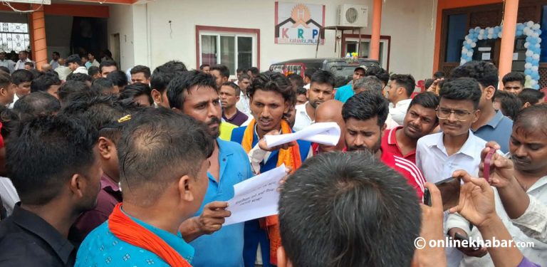 बारा बैठक : निष्कासनमा परेका सभापतिका समर्थकद्वारा रास्वपाकै सांसदमाथि हातपात प्रयास