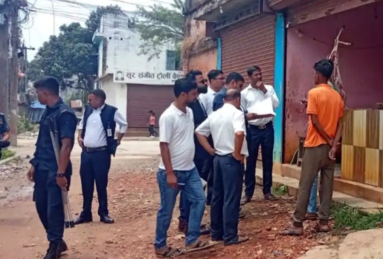राजविराजमा बजार अनुगमन, कुहिएको मासु भेटिएको पसलमा तालाबन्दी