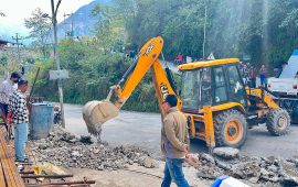 रुकुमपूर्वमा सडक मिचेर बनाइएका संरचनामा चल्यो डोजर