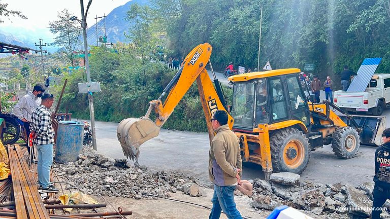 रुकुमपूर्वमा सडक मिचेर बनाइएका संरचनामा चल्यो डोजर