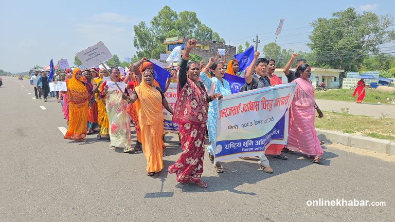 त्रासमा सिरहाका सुकुमवासी : ‘हाम्रो मतले बनेको सरकारले हाम्रै घर भत्काउँछु भन्छ !’