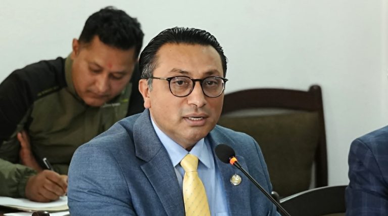 संसद्‌मा म निदाएको थिइनँ, फोनमा इमर्जेन्सी म्यासेज पढ्दै थिएँ : अर्थमन्त्री