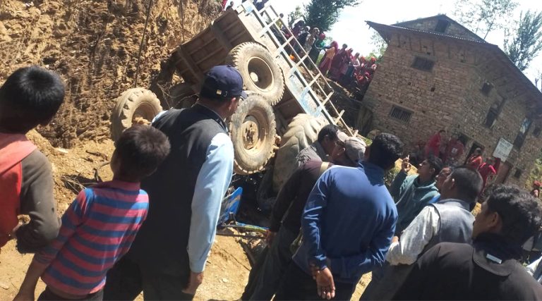 सल्यानमा ट्याक्टर दुर्घटना हुँदा चालकको मृत्यु, दुई जना घाइते