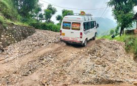 कालोपत्र सडकमा ढुंगामाटो थुप्रिंदा देखियो कच्ची जस्तो, घरसमेत जोखिममा परेको गुनासो