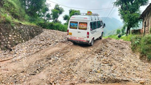कालोपत्र सडकमा ढुंगामाटो थुप्रिंदा देखियो कच्ची जस्तो, घरसमेत जोखिममा परेको गुनासो