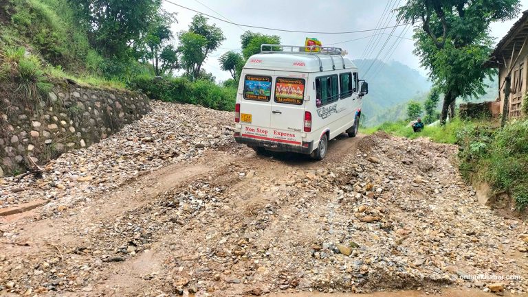 कालोपत्र सडकमा ढुंगामाटो थुप्रिंदा देखियो कच्ची जस्तो, घरसमेत जोखिममा परेको गुनासो