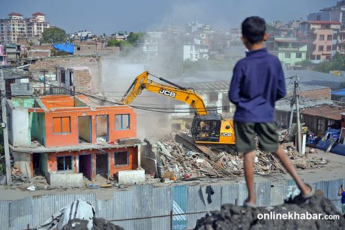 काठमाडौंको वंशीघाट बस्तीमा चल्यो डोजर (तस्वीरहरु)