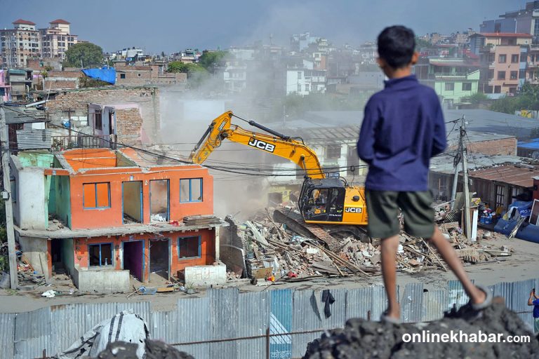 काठमाडौंको वंशीघाट बस्तीमा चल्यो डोजर (तस्वीरहरु)