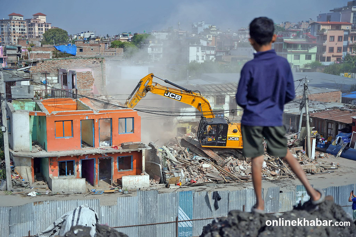 काठमाडौंको वंशीघाट बस्तीमा चल्यो डोजर (तस्वीरहरु)
