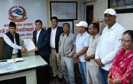 निर्माण व्यवसायीले विकासे मन्त्रालयका सचिवलाई बुझाए ज्ञापनपत्र