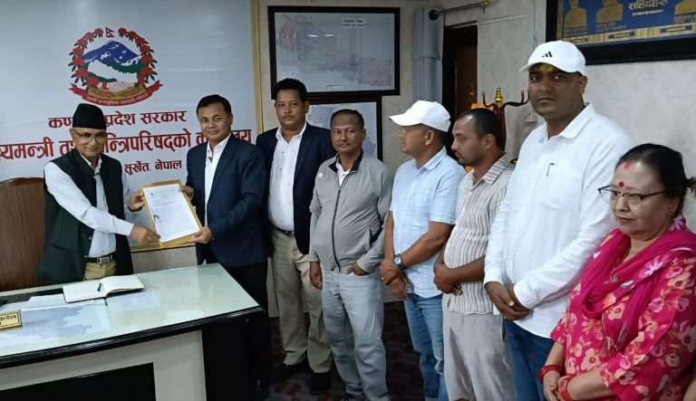 निर्माण व्यवसायीले विकासे मन्त्रालयका सचिवलाई बुझाए ज्ञापनपत्र
