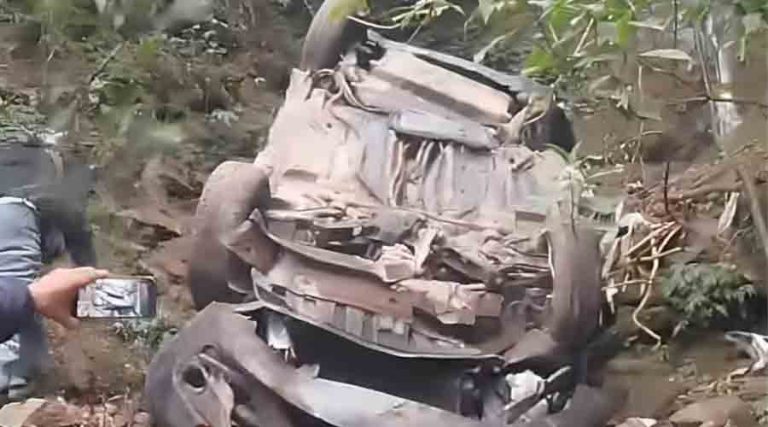 नुवाकोट शिवपुरीमा भिरबाट कार खस्यो